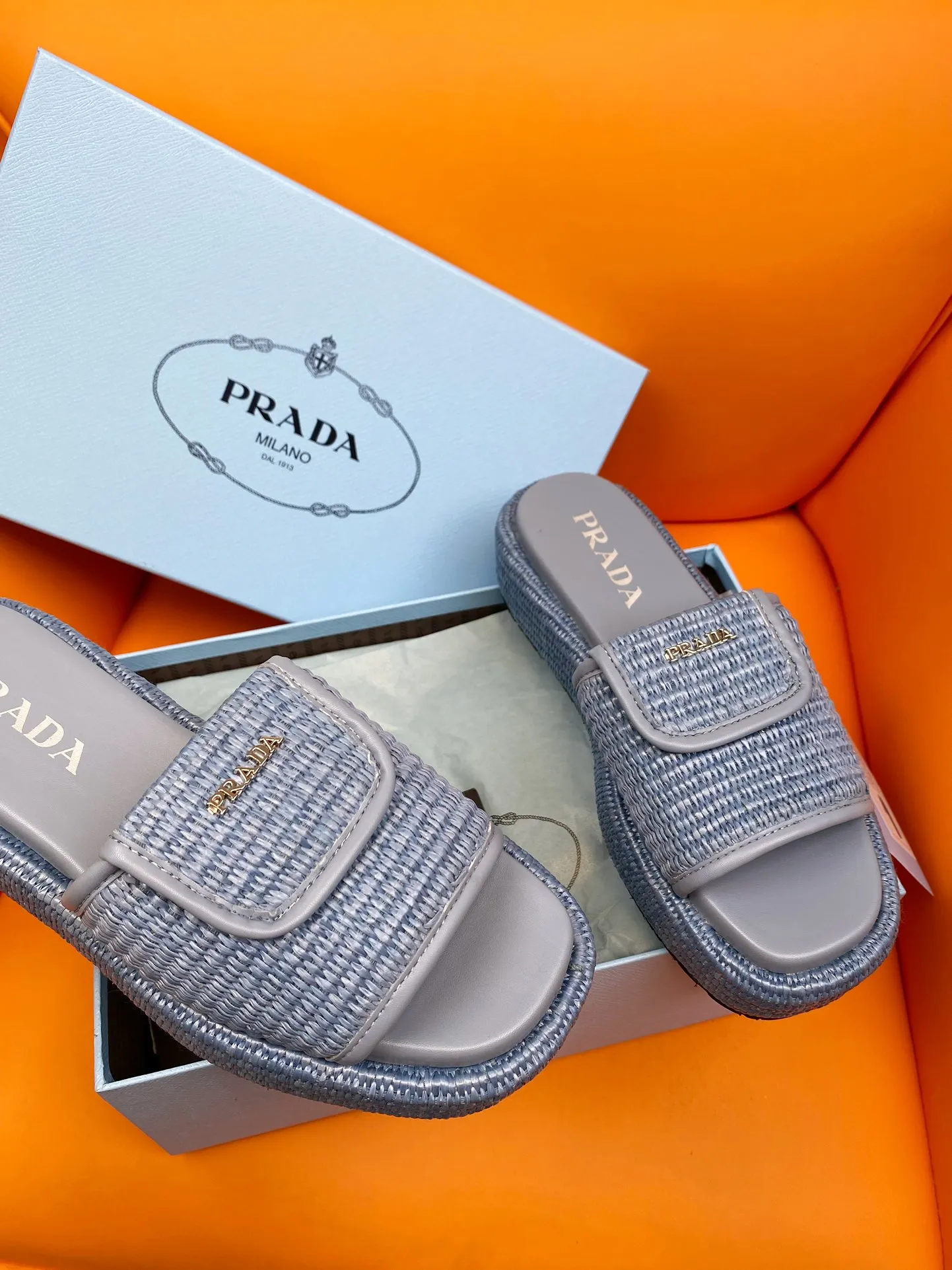 👟👟Ex-factory price 520👟👟 PRADA 2024ss raffia woven slippers This year's popular straw series, lazy people's must-have slippers are so good-looking on the feet. The whole pair of shoes is light, comfortable and bright colors meet the various choices of fashionable people of different styles! Original custom-made raffia Sheepskin lining 1:1 open mold outsole Size number: 35-39 (40 customizations are not returnable)
